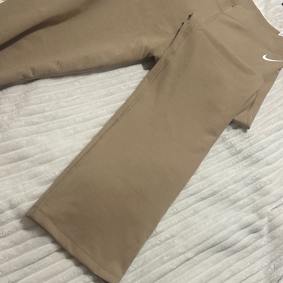 Nike Women’s Beige Leggings - Picture 2 of 7